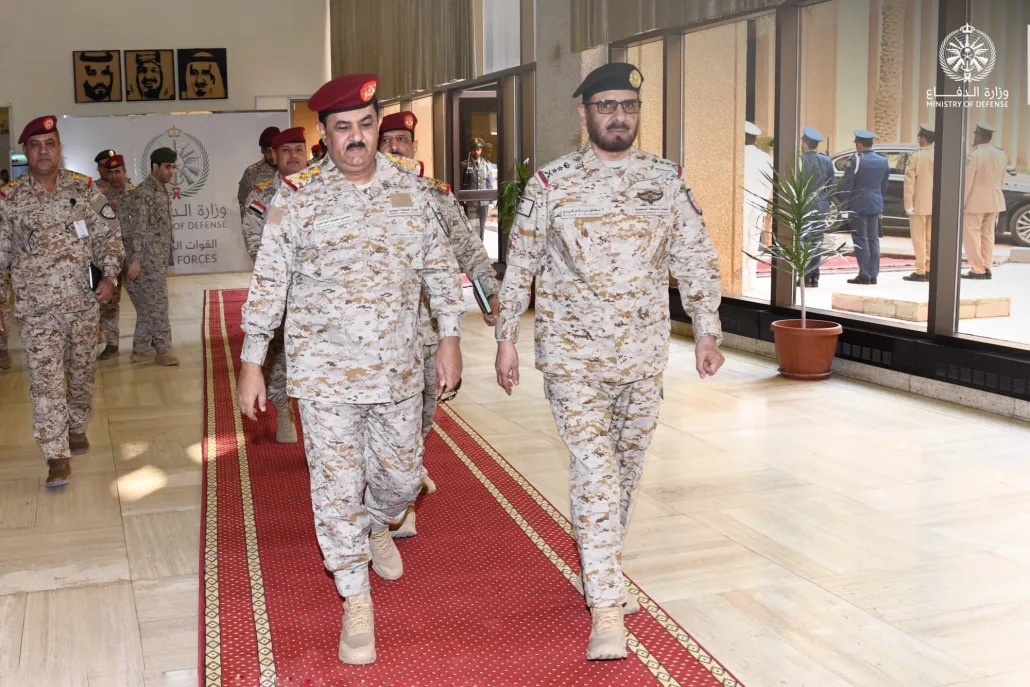 قائد القوات المشتركة للتحالف يستقبل وزير الدفاع اليمني