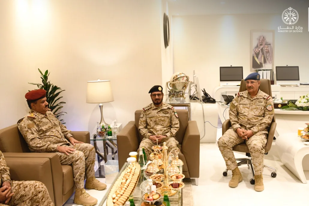 قائد القوات المشتركة للتحالف يستقبل وزير الدفاع اليمني