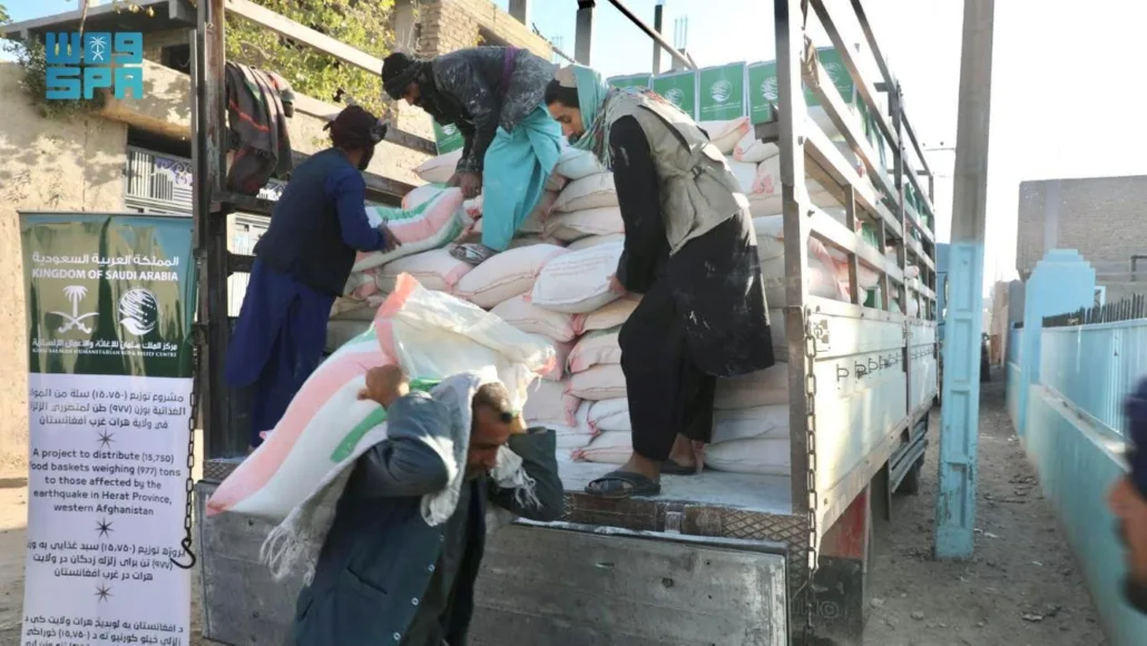 مركز الملك سلمان للإغاثة يوزع 800 سلة غذائية في مديرية إنجيل بولاية هرات غرب أفغانستان  