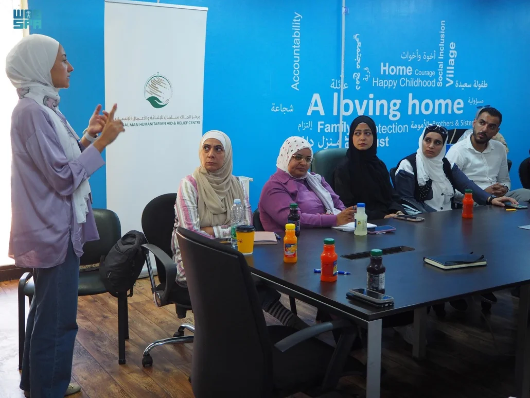 مركز الملك سلمان يوزع الكسوة الشتوية على 341 أسرة فلسطينية لاجئة في محافظات البلقاء والزرقاء ومأدبا بالأردن