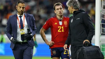 ميكل أويارزابال من منتخب إسبانيا اخرج مصابا من مباراة قبرص
