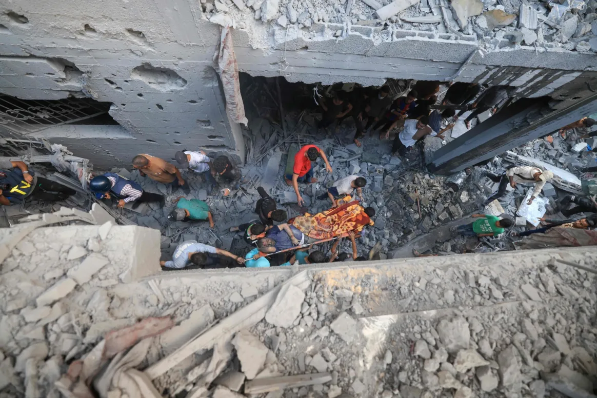 فرق الإنقاذ الفلسطينية تنتشل الضحايا والمصابين ضحايا القصف الإسرائيلي