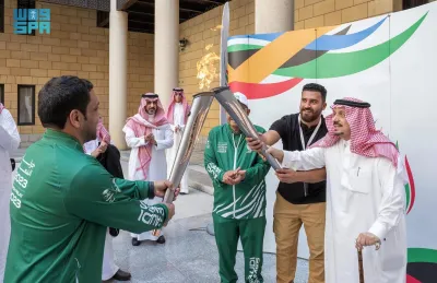الأمير فيصل بن بندر بن عبدالعزيز أمير منطقة الرياض يتسلم شعلة دورة الألعاب السعودية 2023