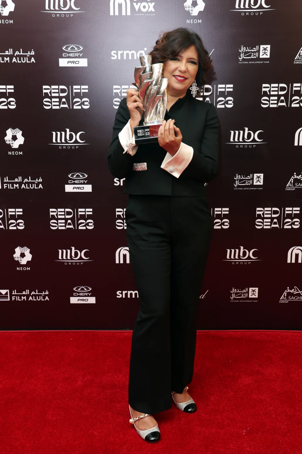 المخرجة التونسية موثر بن هنية تتسلم جائزة الشرق الوثائقية لفيلم بنات ألفة