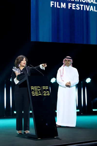 المخرجة التونسية موثر بن هنية تتسلم جائزة الشرق الوثائقية لفيلم بنات ألفة