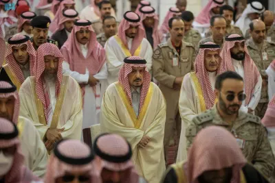 أمير الرياض يؤدي صلاة الميت على الأمير طلال بن عبدالعزيز بن بندر وماجد بن مطر بن جزاء العتيبي