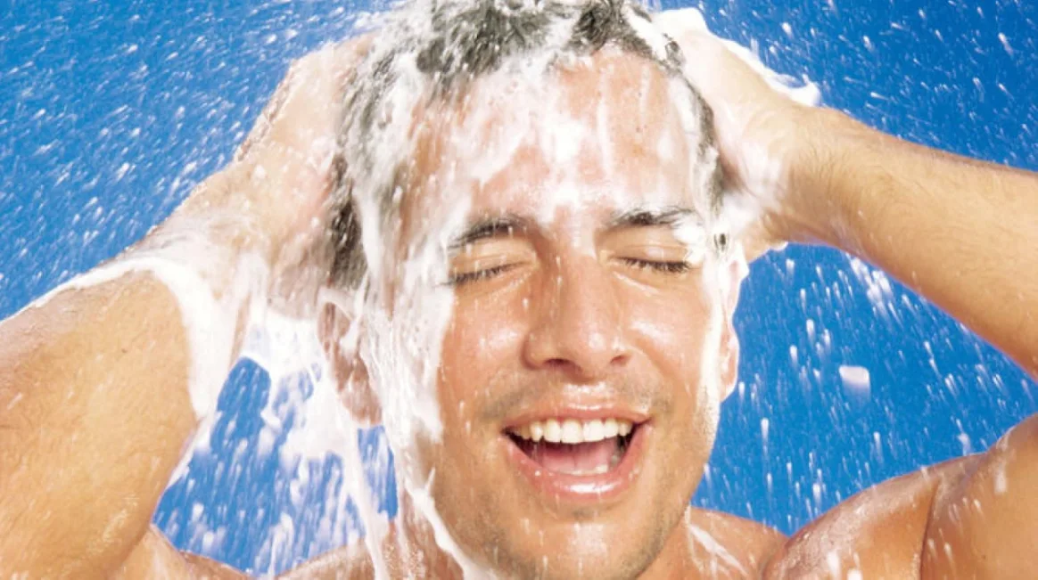 يكفي الاستحمام لمدة ثلاث دقائق كل يومين لتنظيف البشرة بالكامل