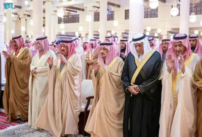 أمير الرياض يؤدي صلاة الميت على الأمير بندر بن محمد بن سعود الكبير