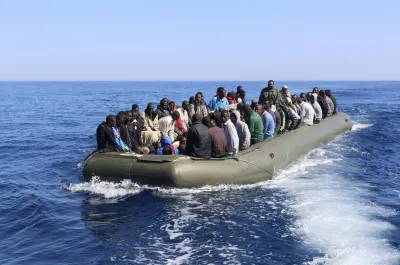 القارب كان يقل نحو 86 شخصاً 