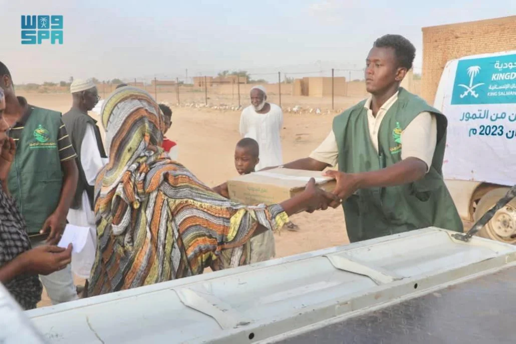 مركز الملك سلمان للإغاثة يوزع 11.683 كرتون تمر في ولاية الخرطوم بجمهورية السودان