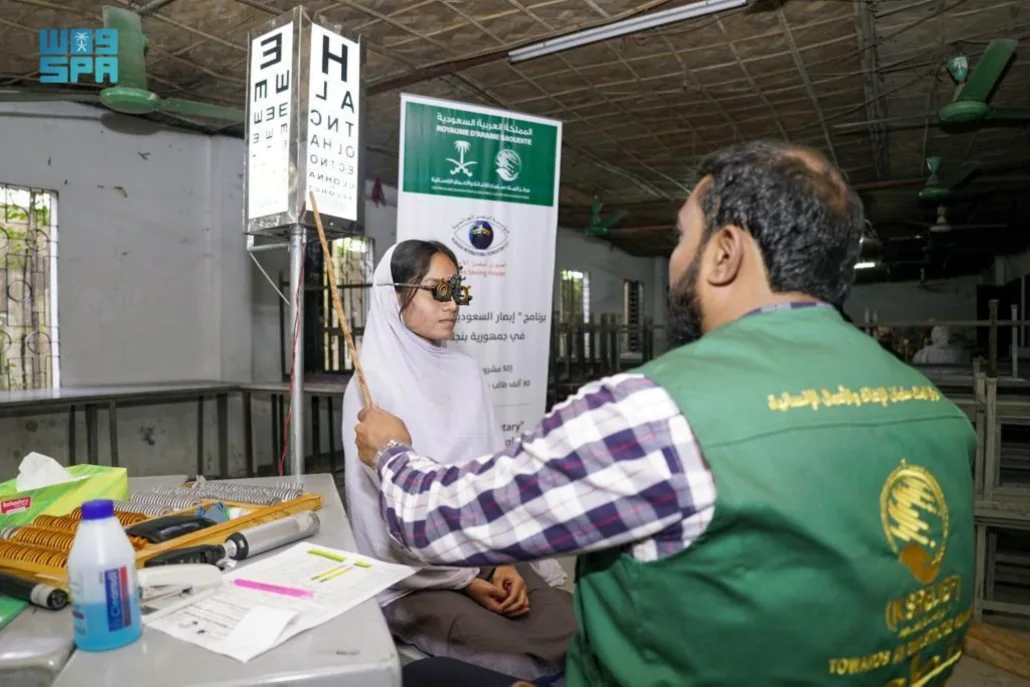  مركز الملك سلمان للإغاثة ينفذ برنامج إبصار السعودية التطوعي في جمهورية بنجلاديش 