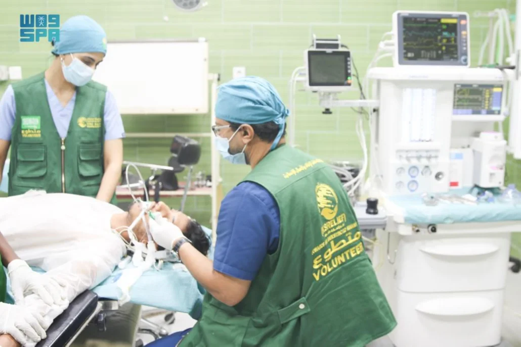 مركز الملك سلمان للإغاثة يختتم المشروع الطبي التطوعي لجراحة الأنف والأذن والحنجرة في مديرية المكلا