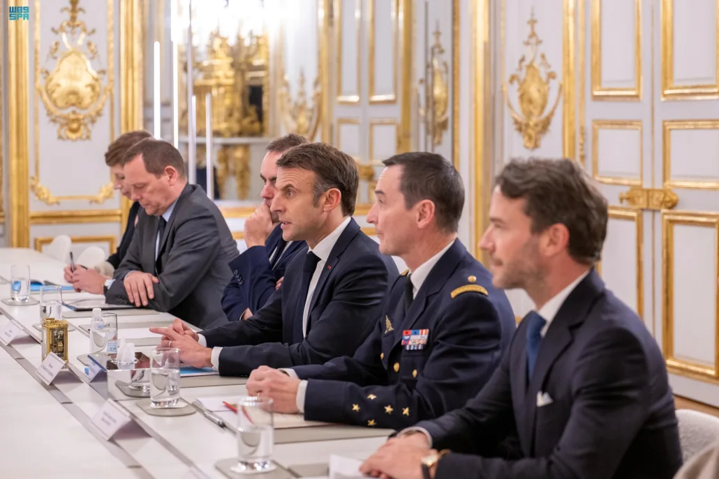 استعرض وزير الدفاع مع "ماكرون" العلاقات الثنائية بين المملكة وفرنسا