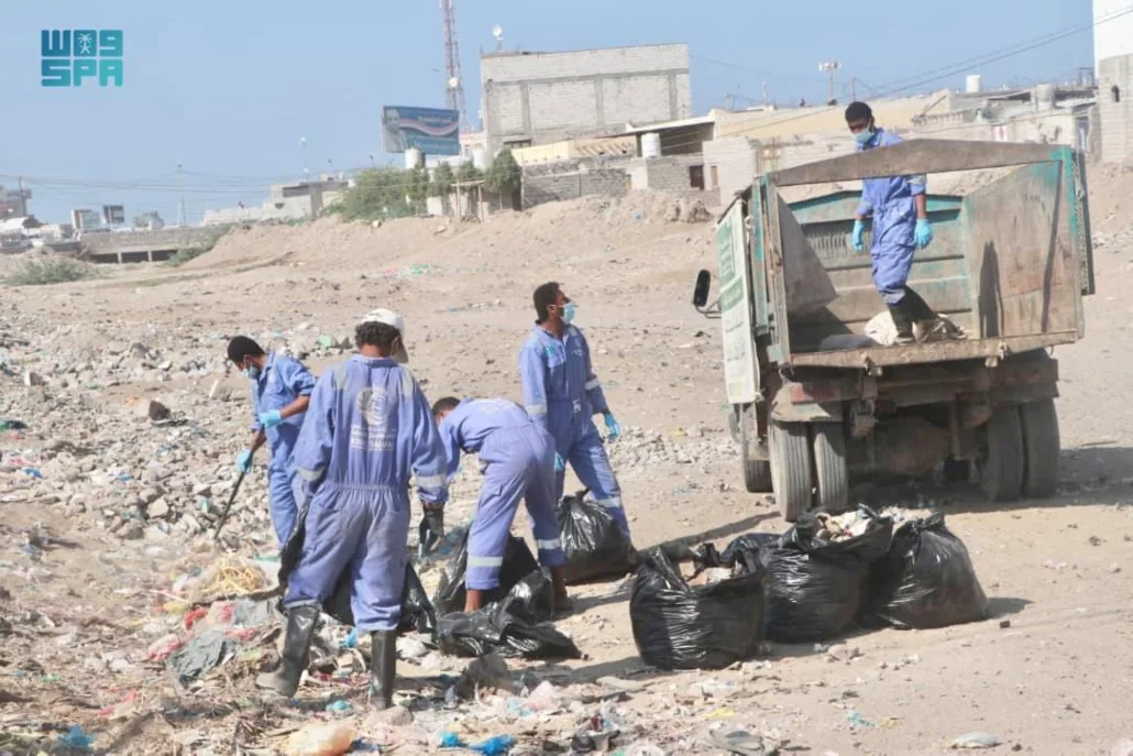 تدشين حملة نظافة شاملة لإزالة الأتربة والمخلفات الصلبة من أحياء وشوارع مديرية الخوخة بالحديدة