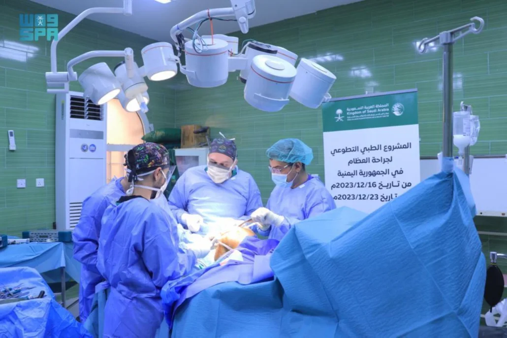 مركز الملك سلمان للإغاثة ينفذ المشروع الطبي التطوعي لجراحة العظام في مديرية المكلا بحضرموت