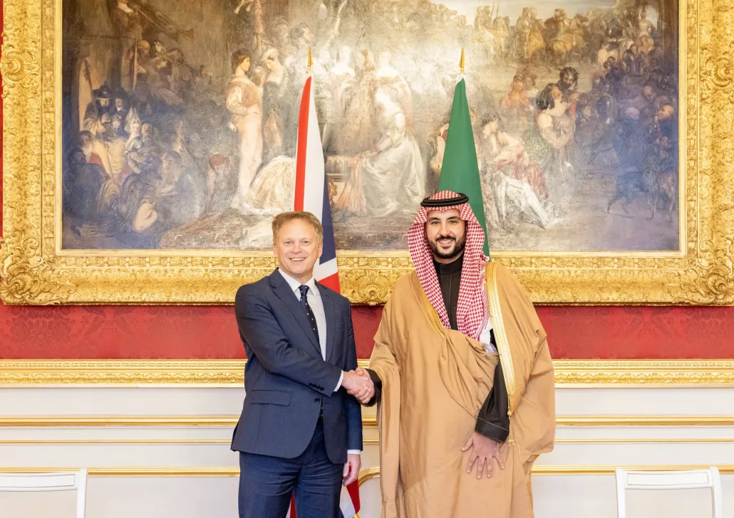 لقاء الأمير خالد بن سلمان ووزير الدفاع البريطاني