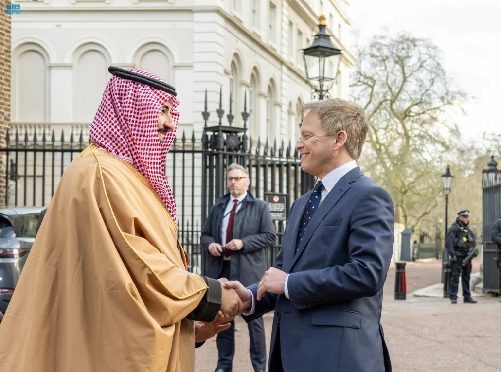 لقاء الأمير خالد بن سلمان ووزير الدفاع البريطاني