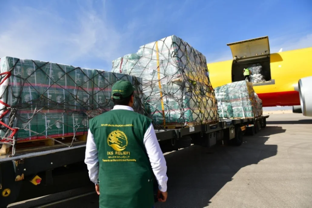 وصول 4.5 ألف طن من المساعدات السعودية إلى غزة عبر الجسر الجوي والبحري