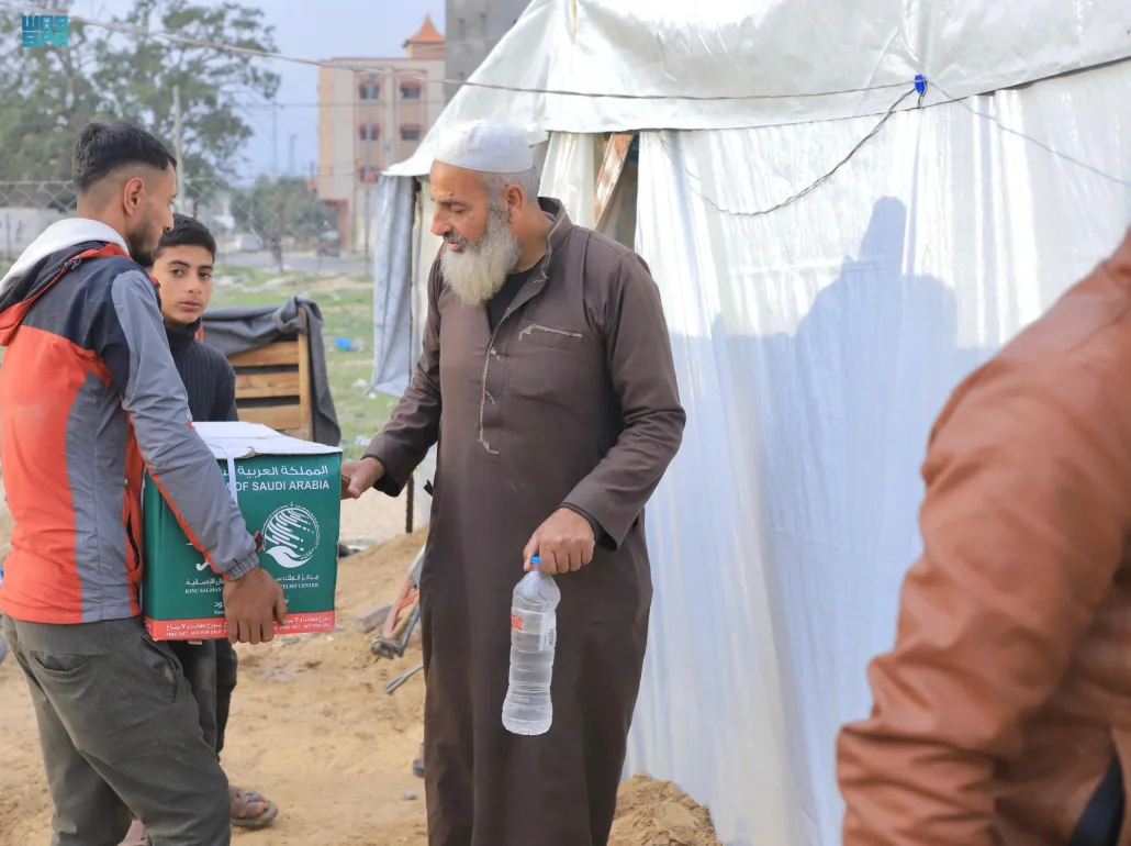 مركز الملك سلمان للإغاثة يواصل توزيع السلال الغذائية في مخيم النازحين بمدينة رفح جنوب قطاع غزة