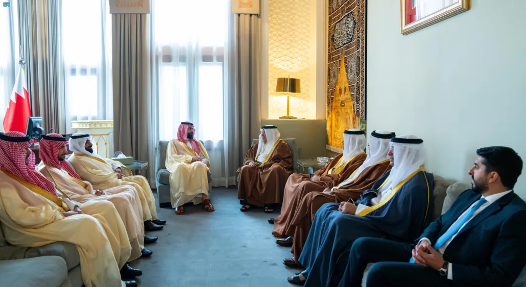 ملك البحرين يمنح سمو سفير خادم الحرمين الشريفين وسام البحرين من الدرجة الأولى