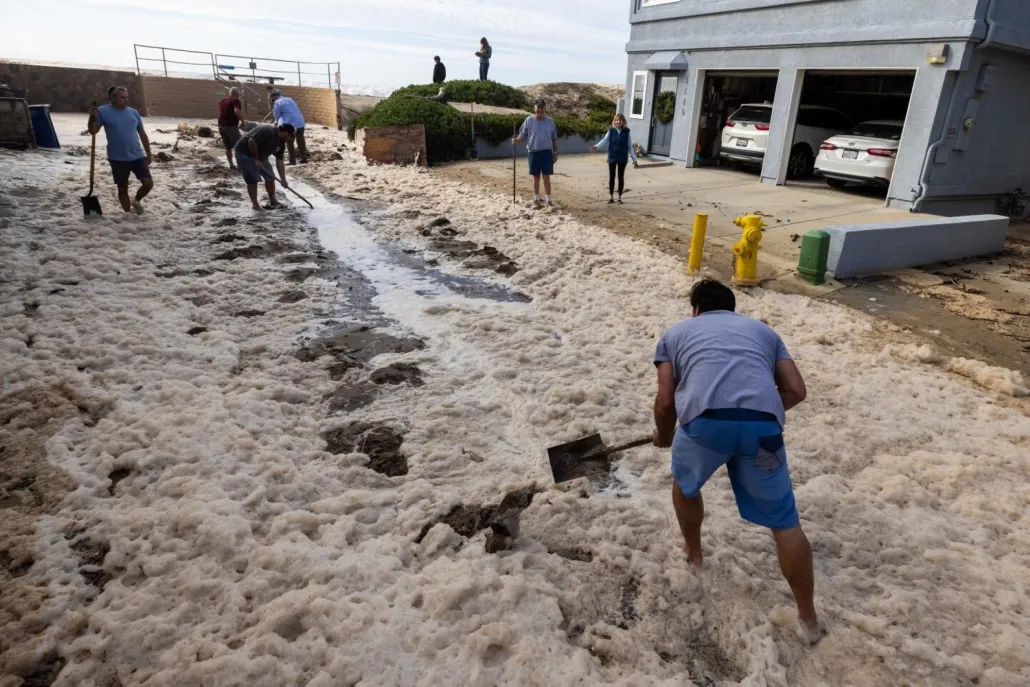 سلطات الولاية أصدرت أوامر بالابتعاد عن الشواطئ