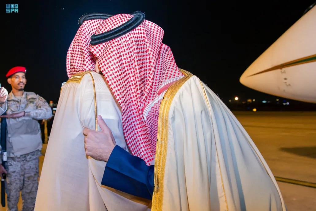أمير المنطقة الشرقية يستقبل نائبه في مطار قاعدة الملك عبدالعزيز الجوية بالظهران