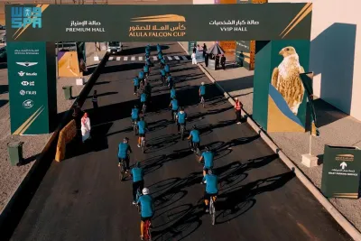 دراجو نادي العلا يقطعون 30 كيلوا مترا لزيارة مقر كأس العلا للصقور