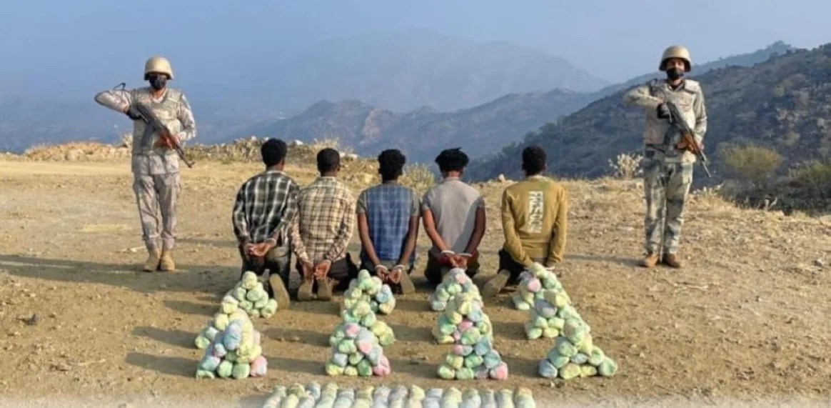 ضبط 5 مخالفين لنظام أمن الحدود من الجنسية الإثيوبية، لتهريبهم 70 كيلوجرامًا من نبات القات المخدر