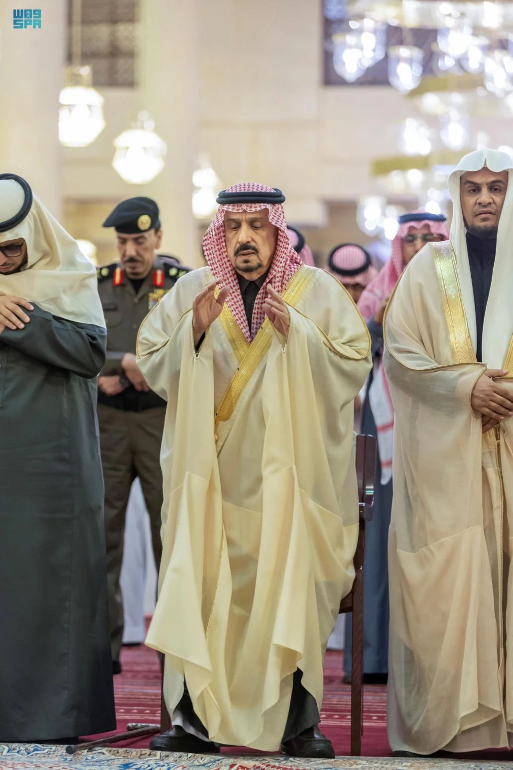 أدى أمير منطقة الرياض صلاة الميت على الشيخ آل مزيد، بحضور مفتي عام المملكة