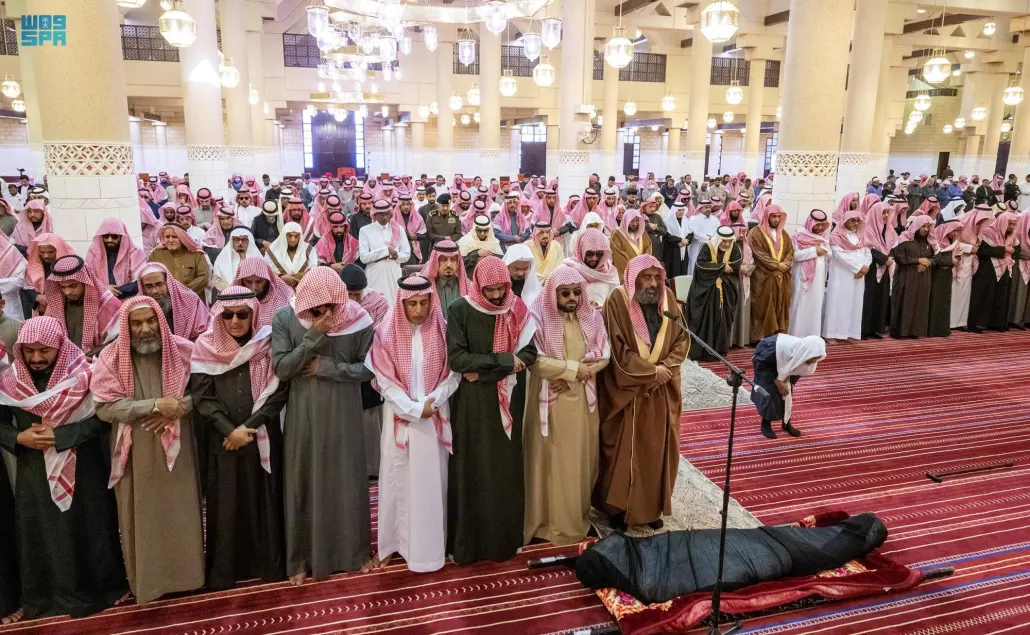 أدى أمير منطقة الرياض صلاة الميت على الشيخ آل مزيد، بحضور مفتي عام المملكة 