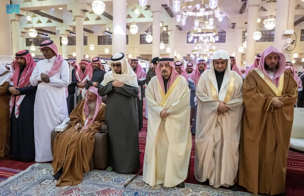 أدى أمير منطقة الرياض صلاة الميت على الشيخ آل مزيد، بحضور مفتي عام المملكة 