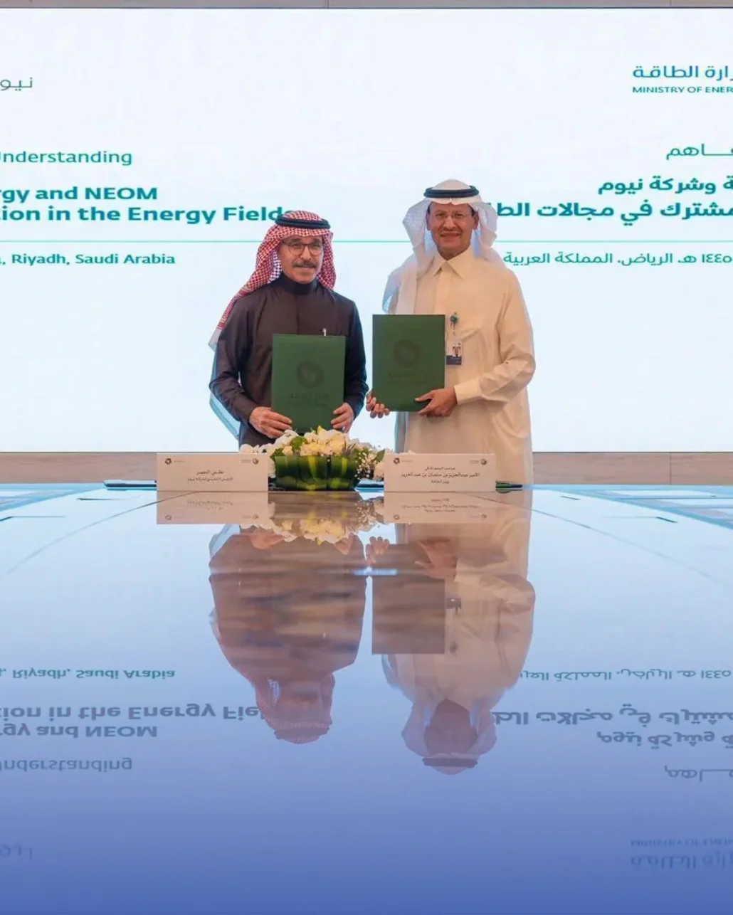 وقّع المذكرة، وزير الطاقة الأمير عبدالعزيز بن سلمان بن عبدالعزيز مع الرئيس التنفيذي لشركة نيوم المهندس نظمي النصر
