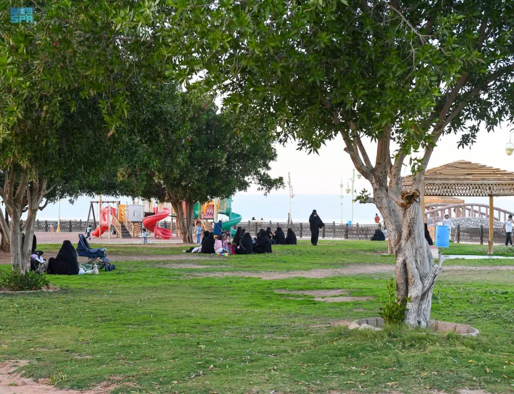 متنزهات وشواطئ حقل تستقطب الأهالي والزوّار مع بداية إجازة منتصف الفصل الدراسي الثاني