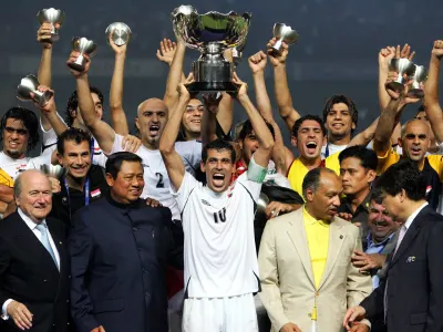يونس محمود قائد منتخب العراق يرفع كأس آسيا 2007