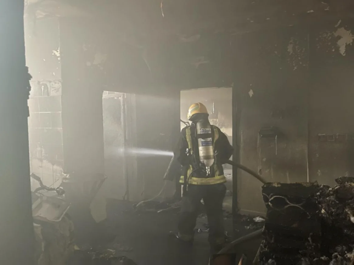 فرق الدفاع المدني عملت على إخلاء سكان المبنى وإخماد الحريق