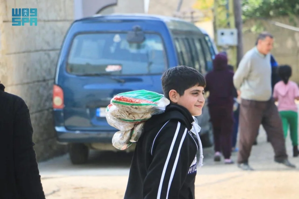 مركز الملك سلمان للإغاثة يوزع 150.000 ربطة خبز ضمن مشروع مخبز الأمل الخيري في شمال لبنان