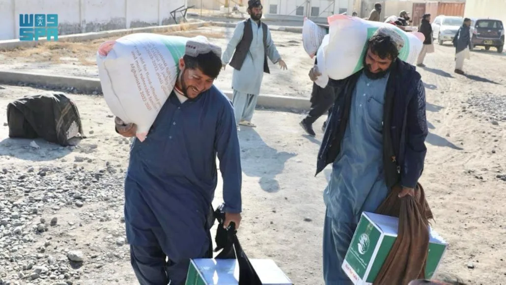 مركز الملك سلمان للإغاثة يوزع 250 سلة غذائية في مديرية دند بولاية قندهار في أفغانستان