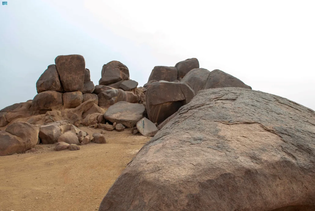 جبل الذرواء بنجران بنقوشه الأثرية يحكي حضارة الإنسان قديماً 