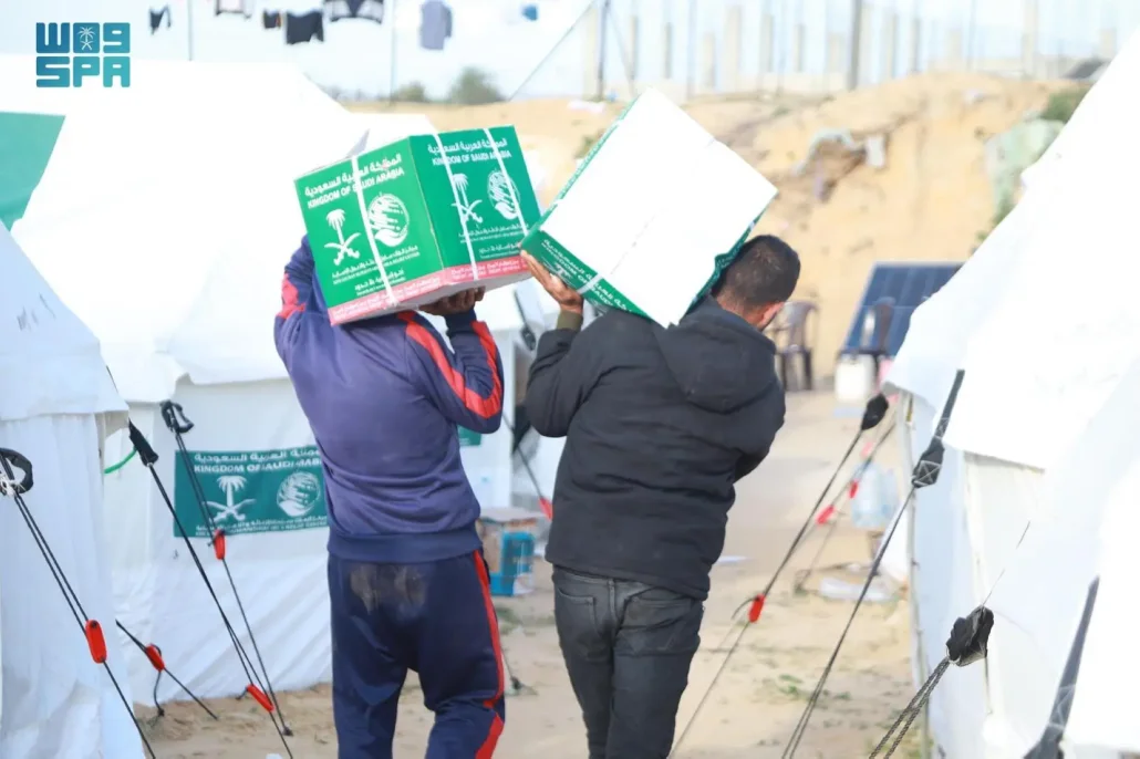مركز الملك سلمان للإغاثة يوزع سلالاً غذائية على الفلسطينيين في رفح