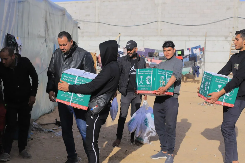مركز الملك سلمان للإغاثة يوزع سلالاً غذائية على الفلسطينيين في رفح