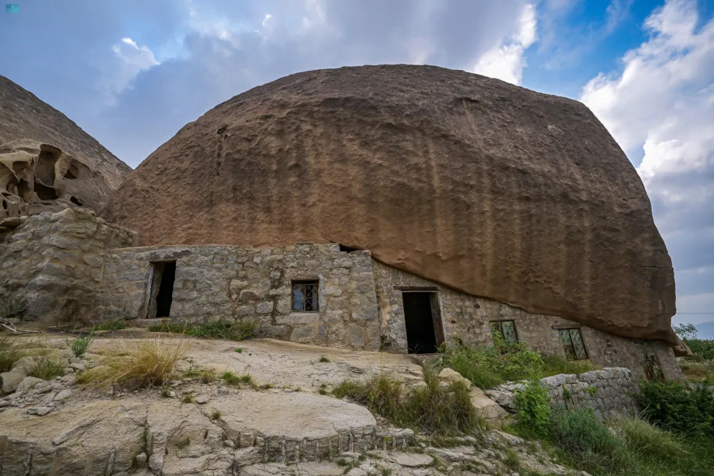 تحوي المحمية نقوشًا أثرية ومواقع تاريخية، خاصةً في منطقة شعيب الجوف