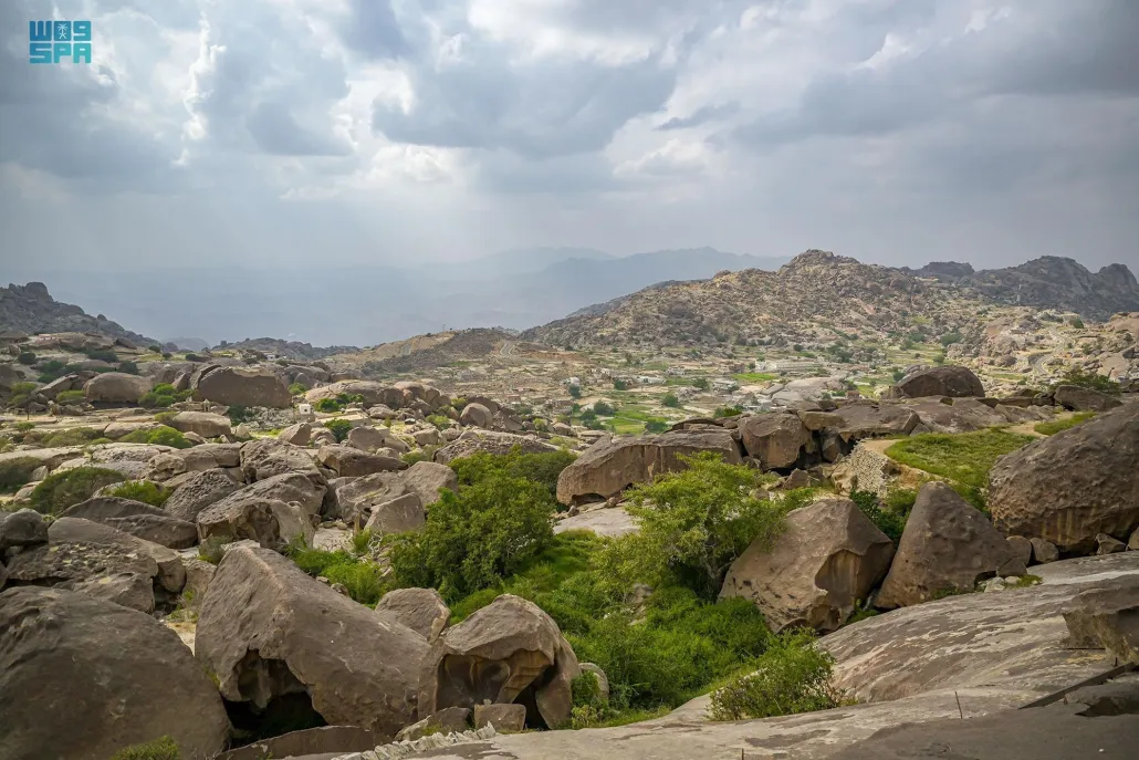 تحوي المحمية نقوشًا أثرية ومواقع تاريخية، خاصةً في منطقة شعيب الجوف