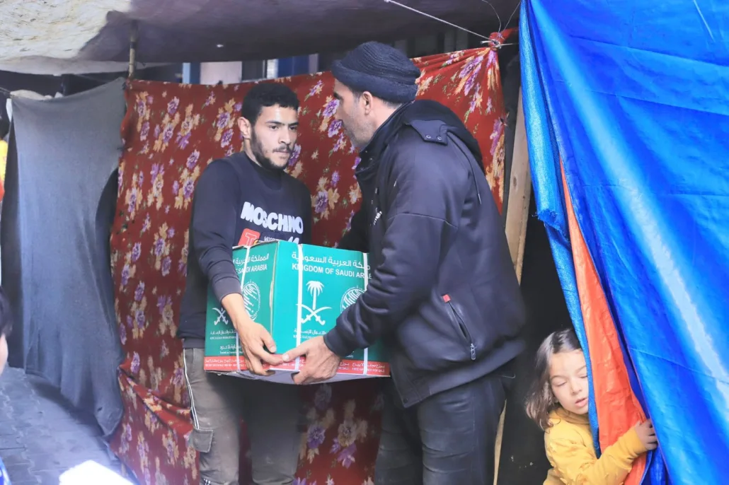 توزيع سلال غذائية على الفلسطينيين المتضررين في مدارس الإيواء بالحي النمساوي بمدينة خان يونس