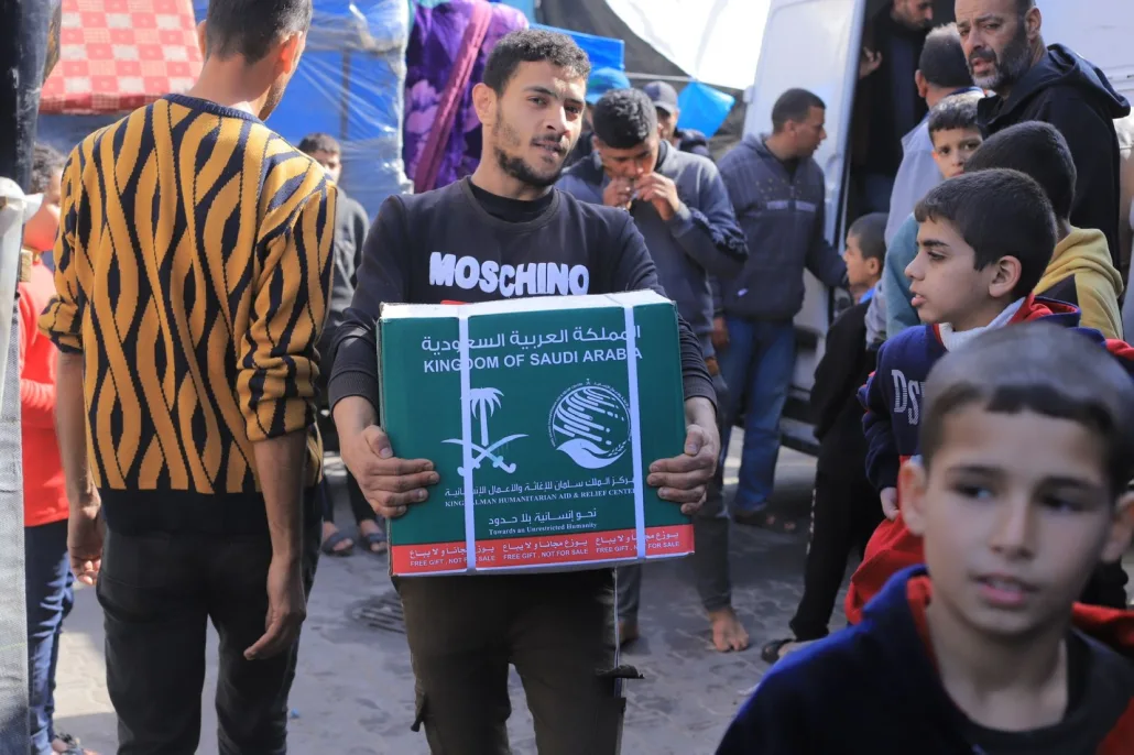 توزيع سلال غذائية على الفلسطينيين المتضررين في مدارس الإيواء بالحي النمساوي بمدينة خان يونس