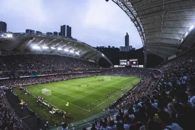 وتدفق نحو 40 ألف مشجع إلى استاد هونج كونج أمس السبت لمتابعة تدريب الفريق الأمريكي 