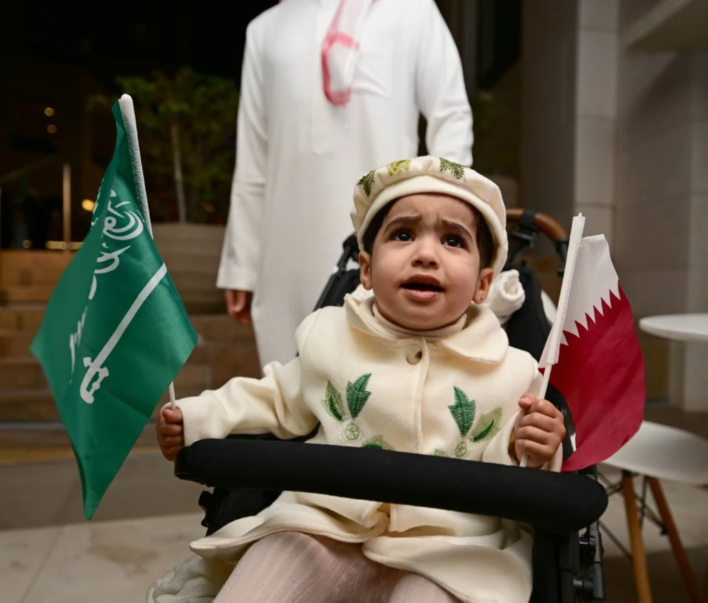 طفلة سعودية تحتفل بتأهل المنتخب القطري