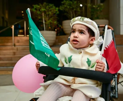 احتفال طفلة سعودية بتأهل المنتخب القطري
