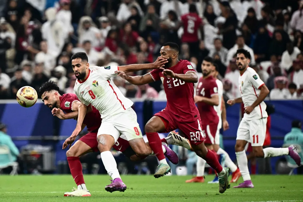 وفاز منتخب قطر بثلاثية سجلها أكرم عفيف من ركلات ترجيح