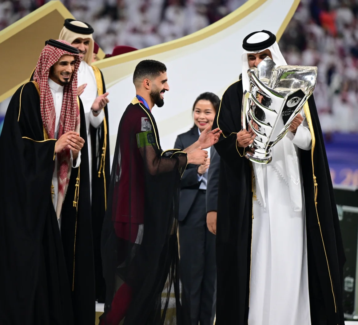 

الشيخ تميم بن حمد يتوج قائد منتخب قطر بكأس آسيا 