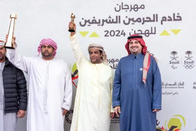 الأمير فهد بن جلوي يتوج الفائزين بمهرجان خادم الحرمين الشريفين للهجن